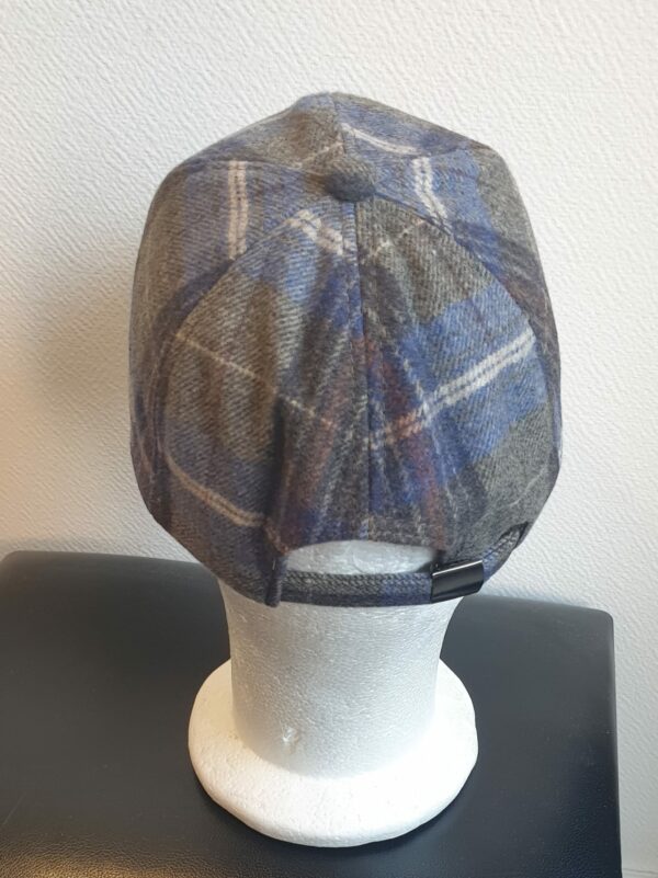 18.2Casquette Base-ball sport en ornée de carreaux vert-gris. Tissu en polylaine sur un style classique nouvelle tendance.  Possibilité d'extention du tour de tête car, réglable par boucle.