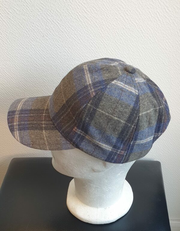 18.3Casquette Base-ball sport en ornée de carreaux vert-gris. Tissu en polylaine sur un style classique nouvelle tendance.  Possibilité d'extention du tour de tête car, réglable par boucle.