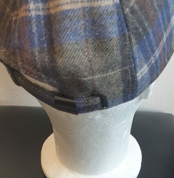 18.4Casquette Base-ball sport en ornée de carreaux vert-gris. Tissu en polylaine sur un style classique nouvelle tendance.  Possibilité d'extention du tour de tête car, réglable par boucle.