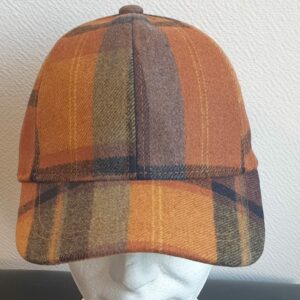 19.1Casquette Base-ball sport ornée de carreaux jaune moutarde. Tissu en polylaine sur un style classique nouvelle tendance. Possibilité d'extention car, réglable à l'arrière par boucle facile d'utilisation. Prix : 19,95€.