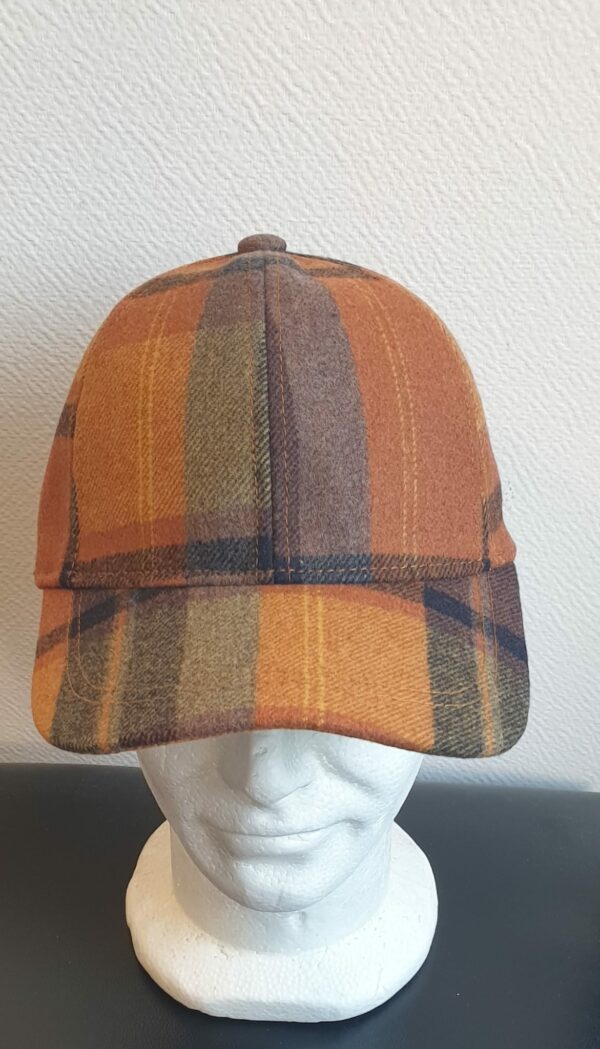 19.1Casquette Base-ball sport ornée de carreaux jaune moutarde. Tissu en polylaine sur un style classique nouvelle tendance. Possibilité d'extention car, réglable à l'arrière par boucle facile d'utilisation. Prix : 19,95€.