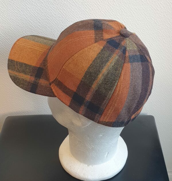 19.2Casquette Base-ball sport ornée de carreaux jaune moutarde. Tissu en polylaine sur un style classique nouvelle tendance. Possibilité d'extention car, réglable à l'arrière par boucle facile d'utilisation.
