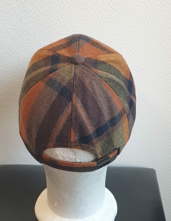 19.3Casquette Base-ball sport ornée de carreaux jaune moutarde. Tissu en polylaine sur un style classique nouvelle tendance. Possibilité d'extention car, réglable à l'arrière par boucle facile d'utilisation.