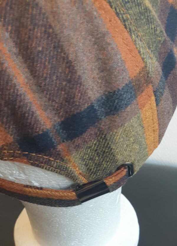 19.4Casquette Base-ball sport ornée de carreaux jaune moutarde. Tissu en polylaine sur un style classique nouvelle tendance. Possibilité d'extention car, réglable à l'arrière par boucle facile d'utilisation.