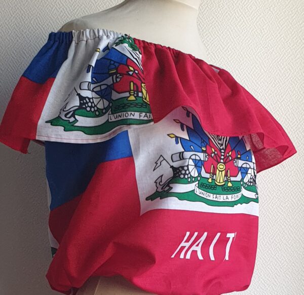 2.3Corsage bleu blanc rouge vert orné du drapeau haïtien avec un col bardot élastique. un style très élégant et confortable à porter. Taille : S, M, L, XL, XXL. Entièrement confectionné aux ateliers AnjeroCréation à Paris.