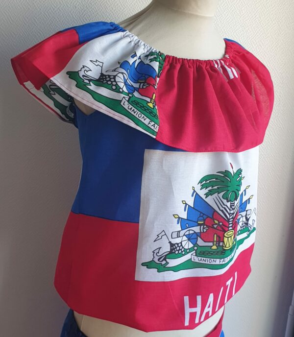 2.4Corsage bleu blanc rouge vert orné du drapeau haïtien avec un col bardot élastique. un style très élégant et confortable à porter. Taille : S, M, L, XL, XXL. Entièrement confectionné aux ateliers AnjeroCréation à Paris.