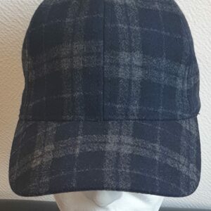 20.1Casquette Base-ball sport ornée de carreaux en bleu-marine. Tissu en polylaine sur un style classique nouvelle tendance. Possibilité d'extention car, réglable à l'arrière par une boucle facile d'utilisation. Prix : 19,95€.