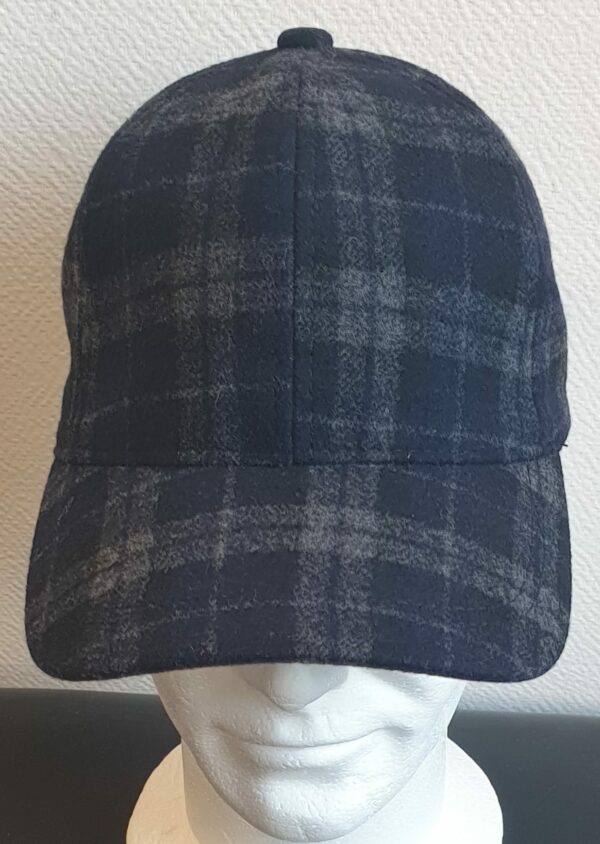 20.1Casquette Base-ball sport ornée de carreaux en bleu-marine. Tissu en polylaine sur un style classique nouvelle tendance. Possibilité d'extention car, réglable à l'arrière par une boucle facile d'utilisation. Prix : 19,95€.