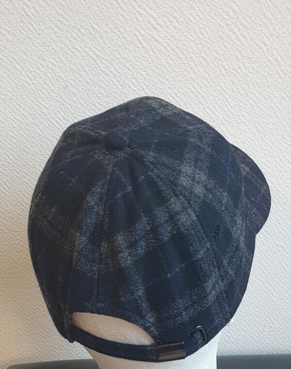 20.2Casquette Base-ball sport ornée de carreaux en bleu-marine. Tissu en polylaine sur un style classique nouvelle tendance. Possibilité d'extention car, réglable à l'arrière par une boucle facile d'utilisation.
