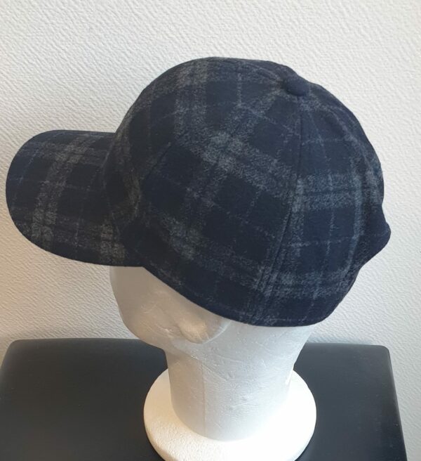 20.3Casquette Base-ball sport ornée de carreaux en bleu-marine. Tissu en polylaine sur un style classique nouvelle tendance. Possibilité d'extention car, réglable à l'arrière par une boucle facile d'utilisation.