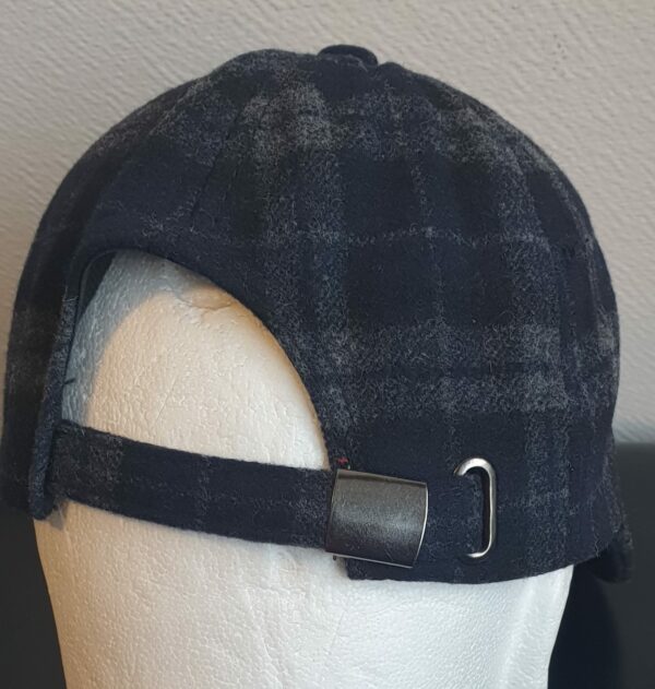 20.4Casquette Base-ball sport ornée de carreaux en bleu-marine. Tissu en polylaine sur un style classique nouvelle tendance. Possibilité d'extention car, réglable à l'arrière par une boucle facile d'utilisation.
