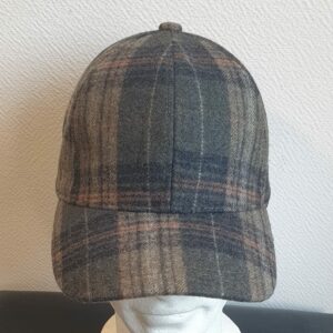 22.1Casquette Base-ball sport ornée de carreaux en marron couleur automne. Tissu en polylaine sur un style classique nouvelle tendance. Possibilité d'extention au niveaux du tour de tête car, réglable à l'arrière par un système simple de boucle facile à utiliser. Prix : 19,95€.