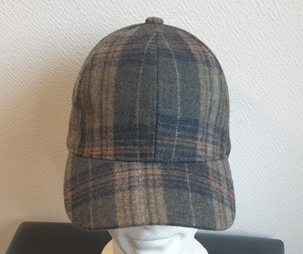 22.1Casquette Base-ball sport ornée de carreaux en marron couleur automne. Tissu en polylaine sur un style classique nouvelle tendance. Possibilité d'extention au niveaux du tour de tête car, réglable à l'arrière par un système simple de boucle facile à utiliser. Prix : 19,95€.