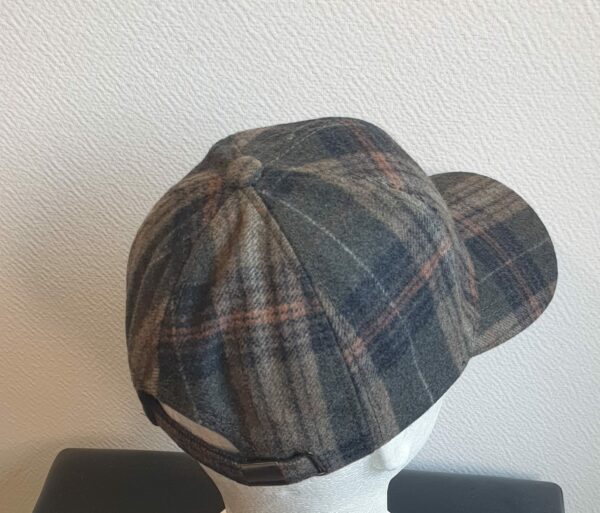 22.2Casquette Base-ball sport ornée de carreaux en marron couleur automne. Tissu en polylaine sur un style classique nouvelle tendance. Possibilité d'extention au niveaux du tour de tête car, réglable à l'arrière par un système simple de boucle facile à utiliser.