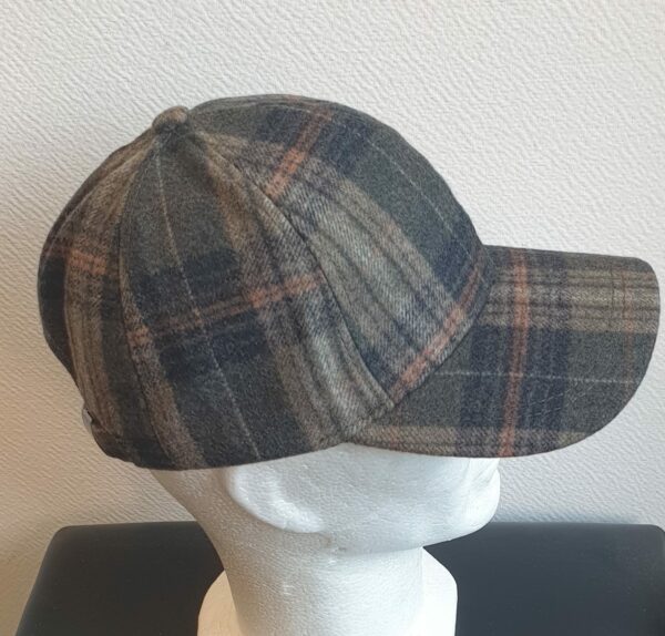 22.3Casquette Base-ball sport ornée de carreaux en marron couleur automne. Tissu en polylaine sur un style classique nouvelle tendance. Possibilité d'extention au niveaux du tour de tête car, réglable à l'arrière par un système simple de boucle facile à utiliser.