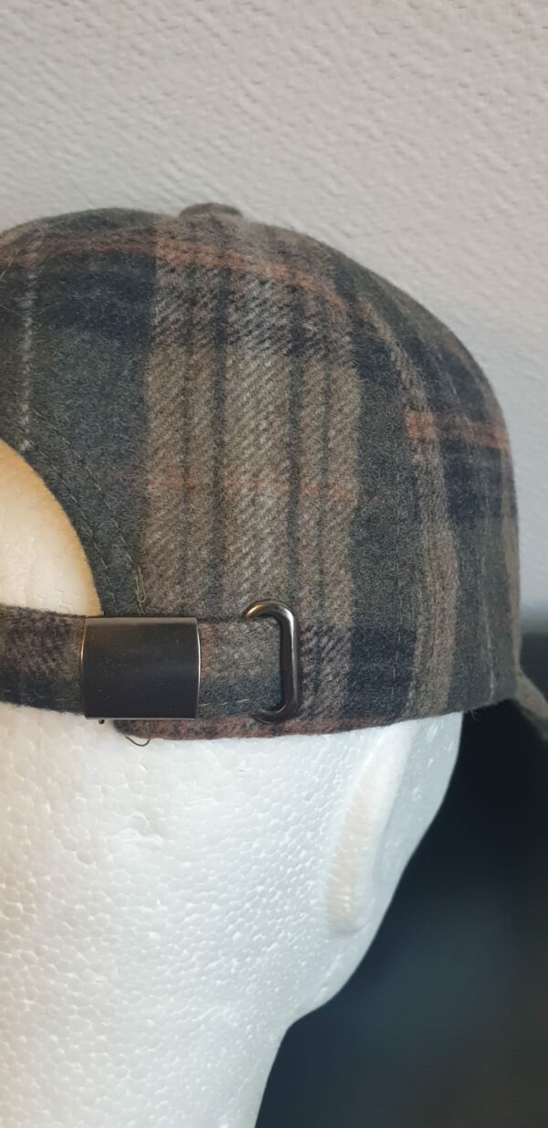 22.4Casquette Base-ball sport ornée de carreaux en marron couleur automne. Tissu en polylaine sur un style classique nouvelle tendance. Possibilité d'extention au niveaux du tour de tête car, réglable à l'arrière par un système simple de boucle facile à utiliser.