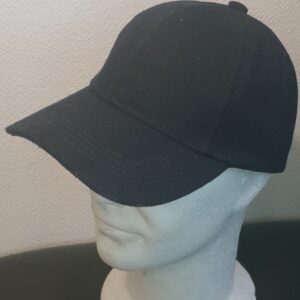 22.1Casquette Base-ball sport en noir sur une forme lisse et unie. Tissu en polylaine sur un style classique nouvelle tendance. Possibilité d'extention au niveaux du tour de tête car, réglable à l'arrière par un système simple de boucle facile à utiliser. Prix : 19.95€.