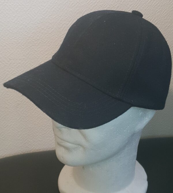 22.1Casquette Base-ball sport en noir sur une forme lisse et unie. Tissu en polylaine sur un style classique nouvelle tendance. Possibilité d'extention au niveaux du tour de tête car, réglable à l'arrière par un système simple de boucle facile à utiliser. Prix : 19.95€.