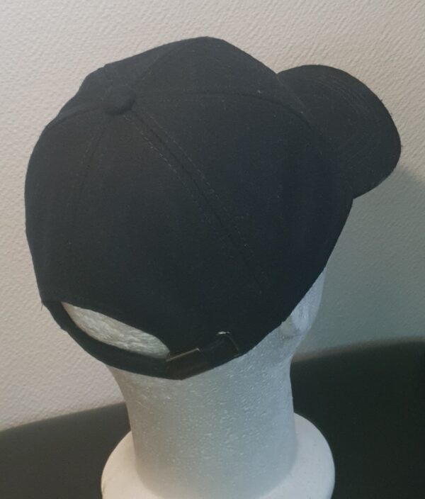 22.2Casquette Base-ball sport en noir sur une forme lisse et unie. Tissu en polylaine sur un style classique nouvelle tendance. Possibilité d'extention au niveaux du tour de tête car, réglable à l'arrière par un simple  système de boucle facile à utiliser.
