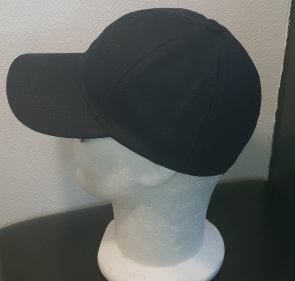 22.3Casquette Base-ball sport en noir sur une forme lisse et unie. Tissu en polylaine sur un style classique nouvelle tendance. Possibilité d'extention au niveaux du tour de tête car, réglable à l'arrière par un simple  système de boucle facile à utiliser.