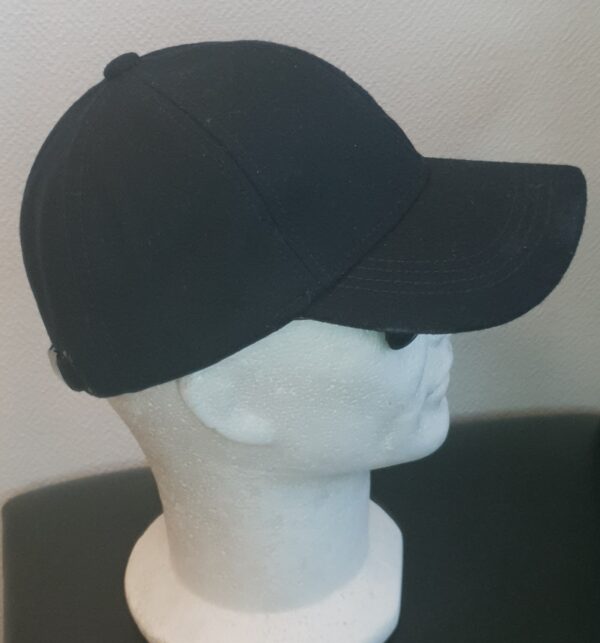 22.4Casquette Base-ball sport en noir sur une forme lisse et unie. Tissu en polylaine sur un style classique nouvelle tendance. Possibilité d'extention au niveaux du tour de tête car, réglable à l'arrière par un simple  système de boucle facile à utiliser.