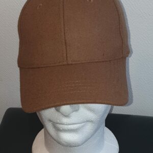 23.1Casquette Base-ball sport en marron-clair sur un modèle lisse et uni. Tissu en polylaine sur un style classique nouvelle tendance. Possibilité d'extention au niveau du tour de tête car, réglable à l'arrière  par un système de boucle facile à utiliser. Prix : 19,95€.