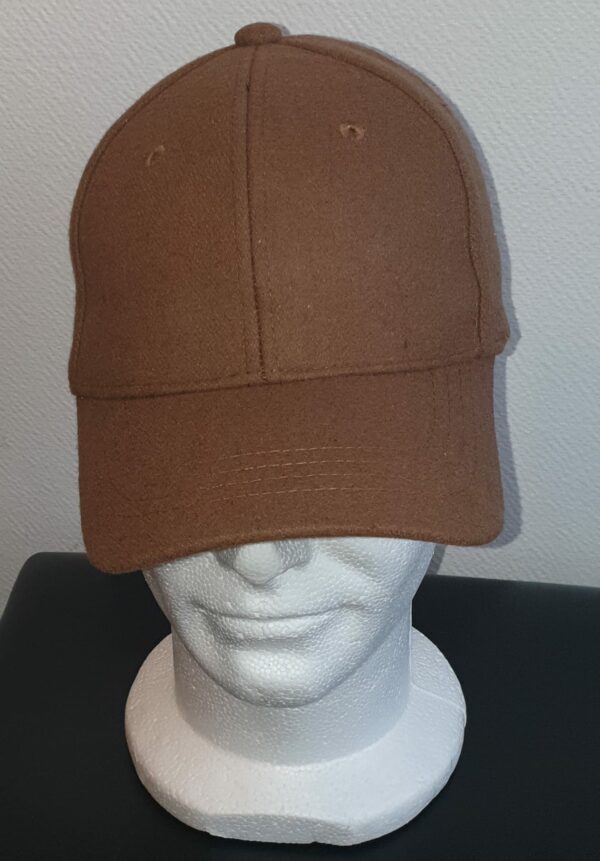 23.1Casquette Base-ball sport en marron-clair sur un modèle lisse et uni. Tissu en polylaine sur un style classique nouvelle tendance. Possibilité d'extention au niveau du tour de tête car, réglable à l'arrière  par un système de boucle facile à utiliser. Prix : 19,95€.