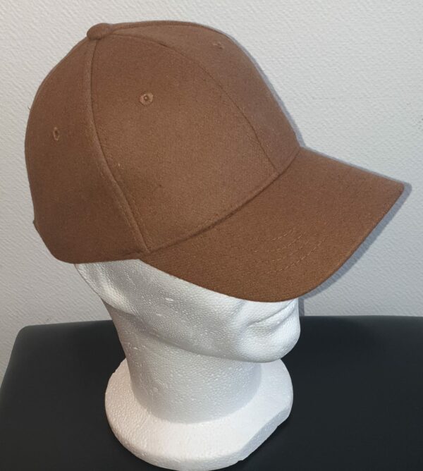 23.2Casquette Base-ball sport en marron-clair sur un modèle lisse et uni. Tissu en polylaine sur un style classique nouvelle tendance. Possibilité d'extention au niveau du tour de tête car, réglable à l'arrière  par un système de boucle facile à utiliser.