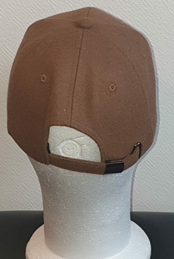 23.3Casquette Base-ball sport en marron-clair sur un modèle lisse et uni. Tissu en polylaine sur un style classique nouvelle tendance. Possibilité d'extention au niveau du tour de tête car, réglable à l'arrière  par un système de boucle facile à utiliser.