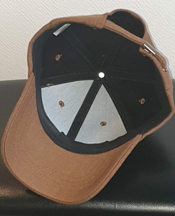 23.4Casquette Base-ball sport en marron-clair sur un modèle lisse et uni. Tissu en polylaine sur un style classique nouvelle tendance. Possibilité d'extention au niveau du tour de tête car, réglable à l'arrière  par un système de boucle facile à utiliser.