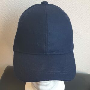24.1Casquette Base-ball sport en bleu marine sur un modèle lisse et uni. Tissu en polylaine sur un style classique nouvelle tendance. Possibilité d'extention au niveau du tour de tête car, réglable à l'arrière  par un système de boucle facile à utiliser. Prix : 19.95€