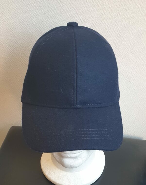 24.1Casquette Base-ball sport en bleu marine sur un modèle lisse et uni. Tissu en polylaine sur un style classique nouvelle tendance. Possibilité d'extention au niveau du tour de tête car, réglable à l'arrière  par un système de boucle facile à utiliser. Prix : 19.95€