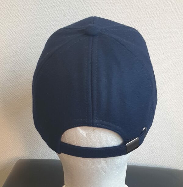 24.2Casquette Base-ball sport en bleu marine sur un modèle lisse et uni. Tissu en polylaine sur un style classique nouvelle tendance. Possibilité d'extention au niveau du tour de tête car, réglable à l'arrière  par un système de boucle facile à utiliser.
