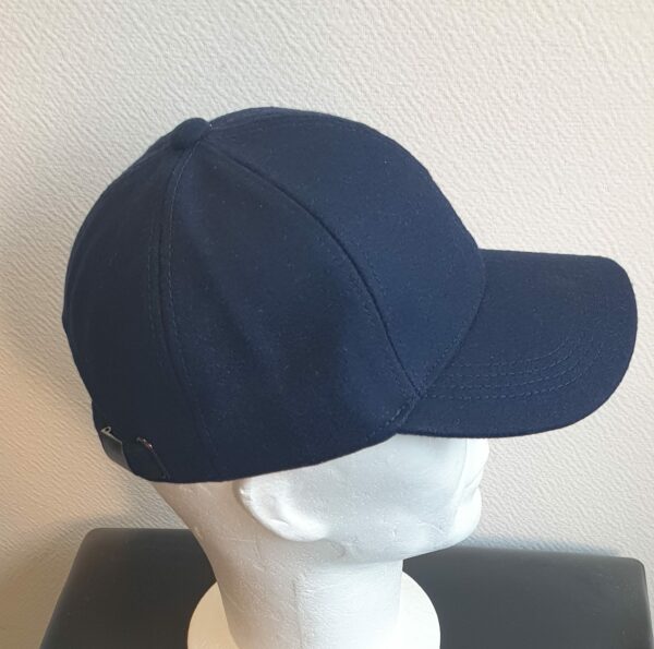 24.3Casquette Base-ball sport en bleu marine sur un modèle lisse et uni. Tissu en polylaine sur un style classique nouvelle tendance. Possibilité d'extention au niveau du tour de tête car, réglable à l'arrière  par un système de boucle facile à utiliser.