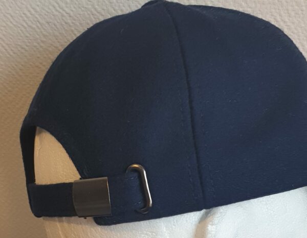 24.4Casquette Base-ball sport en bleu marine sur un modèle lisse et uni. Tissu en polylaine sur un style classique nouvelle tendance. Possibilité d'extention au niveau du tour de tête car, réglable à l'arrière  par un système de boucle facile à utiliser.