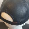 28.2Casquette Base-ball en noir sur un modèle lisse et uni. La matière est en simili cuir. Style classique nouvelle tendance. Possibilité d'extention au niveau du tour de tête car, réglable à l'arrière par un système de boucle facile à utiliser.