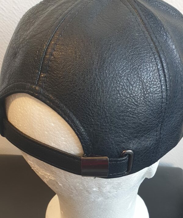 28.2Casquette Base-ball en noir sur un modèle lisse et uni. La matière est en simili cuir. Style classique nouvelle tendance. Possibilité d'extention au niveau du tour de tête car, réglable à l'arrière par un système de boucle facile à utiliser.