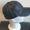 28.3Casquette Base-ball en noir sur un modèle lisse et uni. La matière est en simili cuir. Style classique nouvelle tendance. Possibilité d'extention au niveau du tour de tête car, réglable à l'arrière par un système de boucle facile à utiliser.