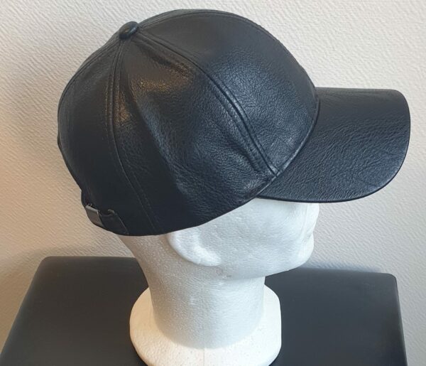 28.3Casquette Base-ball en noir sur un modèle lisse et uni. La matière est en simili cuir. Style classique nouvelle tendance. Possibilité d'extention au niveau du tour de tête car, réglable à l'arrière par un système de boucle facile à utiliser.