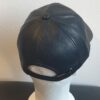 28.4Casquette Base-ball en noir sur un modèle lisse et uni. La matière est en simili cuir. Style classique nouvelle tendance. Possibilité d'extention au niveau du tour de tête car, réglable à l'arrière par un système de boucle facile à utiliser.