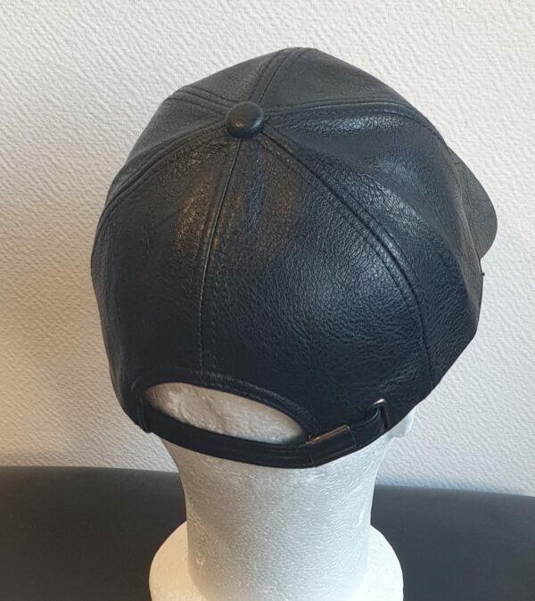28.4Casquette Base-ball en noir sur un modèle lisse et uni. La matière est en simili cuir. Style classique nouvelle tendance. Possibilité d'extention au niveau du tour de tête car, réglable à l'arrière par un système de boucle facile à utiliser.
