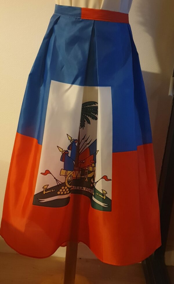 4.1Jupe très longue et plissée en rouge et bleue, avec au centre le grand drapeau haïtien. Le tissu de ce modèle est en polyester. Taille : S, M, L, Xl, XXL. Entièrement conçu et réalisé par les ateliers AnjeroCréation à Paris. Prix : 79.95€