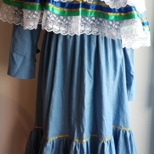 6.1robe carabela pour cérémonie, mariage, baptême, gala sur une tenue traditionnelle haïtienne en bleu. C'est une robe longue sur deux étages avec deux cols bardots superposés. Les bas de la robe et des cols sont garnis de zigzags couleur or, de rubans bleus royals et verts. Le jupon est soigneusement intégré à la robe. Les manches sont longues et en fentes munies de trois petits boutons. Cette confection douce à porter est élastique à la taille et livrée avec une ceinture formant un ensemble harmonieux. Un grand et soyeux foulard en tour de tête est également proposé dimentionné à 1,50m sur 0,32m. Taille : S, M, L, XL. Entièrement conçu et réalisé par les ateliers AnjeroCréation à Paris. Prix : 549.95€