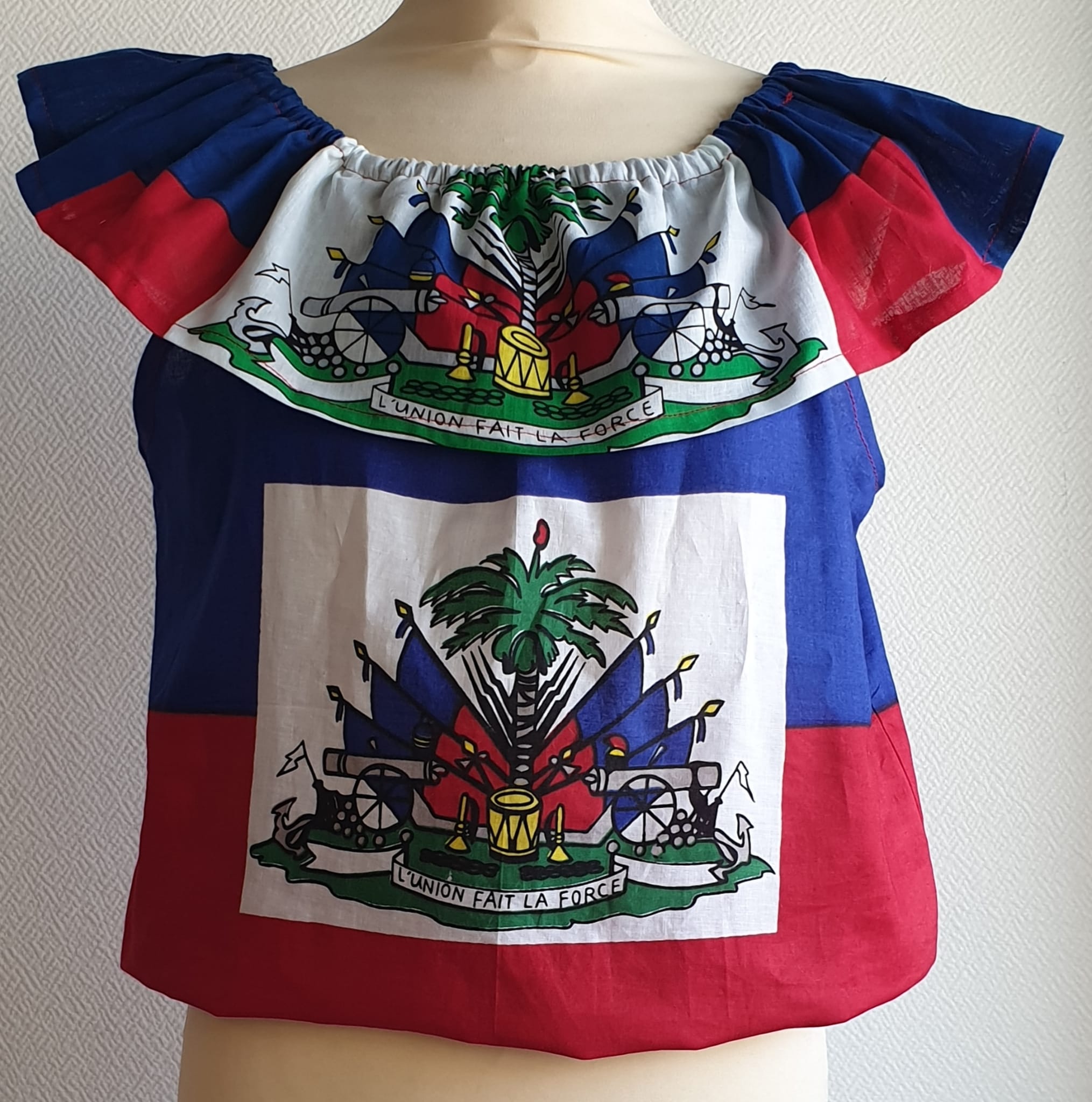 1.1Corasge bicolore rouge et bleu assorti du drapeau Haïti. Taille : S, M, Prix : 49.94€