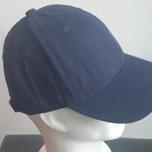 8.1Casquette base-ball tout en coton de couleur unie en un bleu marine. Ce couvre-chef est aussi réglable à l'arrière par un système de boucle facile à utiliser. Entièrement conçu et réalisé en chine. Prix : 19.95€.