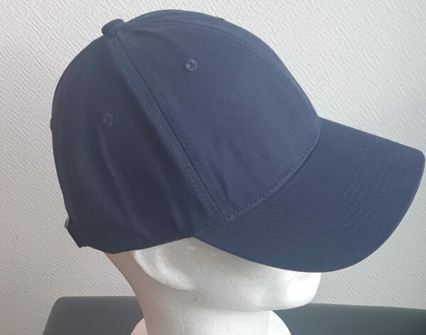 8.1Casquette base-ball tout en coton de couleur unie en un bleu marine. Ce couvre-chef est aussi réglable à l'arrière par un système de boucle facile à utiliser. Entièrement conçu et réalisé en chine. Prix : 19.95€.