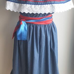 8.1Robe carabela en bleu sur une tenue traditionnelle haïtienne. Très large et élastique à la taille. Zigzag et diversité de couleurs. Dentelle broderie sur le haut ett le bas de la robe. L'ajout d'une ceinture bicolore rouge bleue apporte une touche harmonieuse à la confection. Taille : S, M, L, XL, XXL. Entièrement conçue et réalisée aux ateliers AnjeroCréation à Paris. Prix : 199.95€