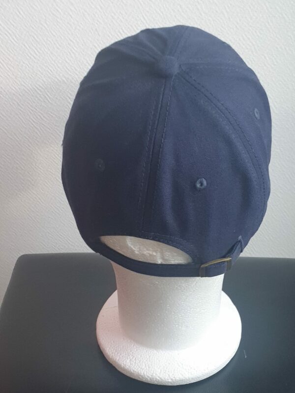 8.2Casquette base-ball tout en coton de couleur unie en un bleu marine. Ce couvre-chef est aussi réglable à l'arrière par un système de boucle facile à utiliser. Entièrement conçu et réalisé en Chine.