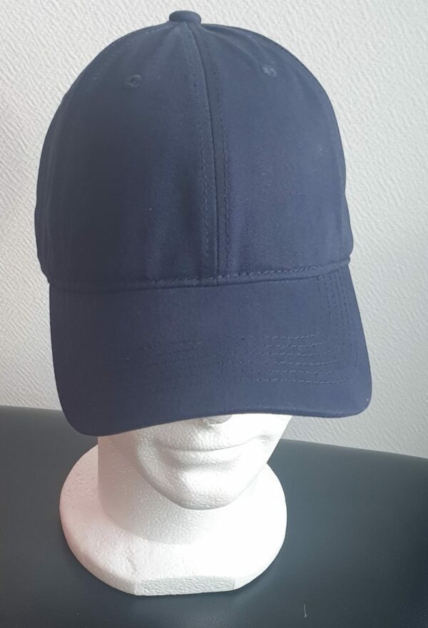 8.3Casquette base-ball tout en coton de couleur unie en un bleu marine. Ce couvre-chef est aussi réglable à l'arrière par un système de boucle facile à utiliser. Entièrement conçu et réalisé en Chine.