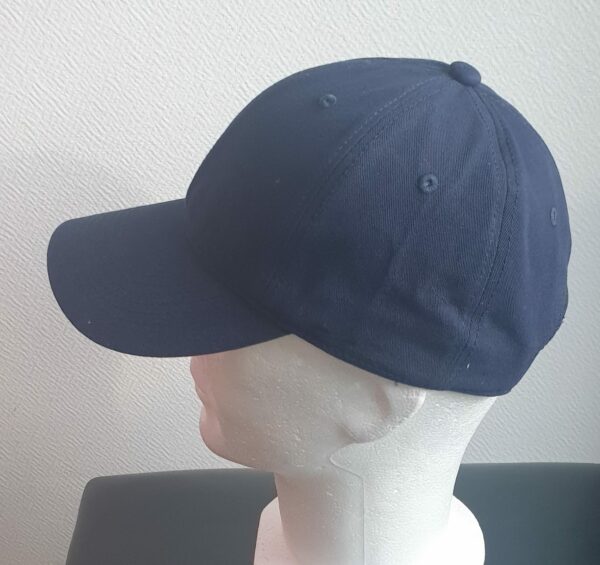8.4Casquette base-ball tout en coton de couleur unie en un bleu marine. Ce couvre-chef est aussi réglable à l'arrière par un système de boucle facile à utiliser. Entièrement conçu et réalisé en Chine.